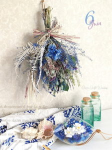 6月にお届けするキットは爽やかなブルーのスワッグとガラスボウルの花飾り